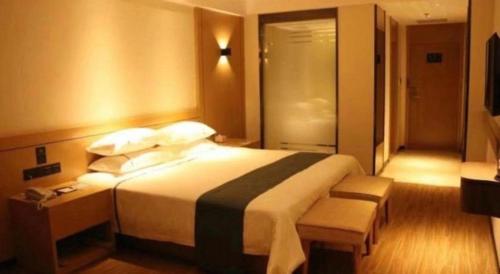 Postel nebo postele na pokoji v ubytování City Comfort Inn Zhanjiang Xuwen Port Wharf Passenger Station
