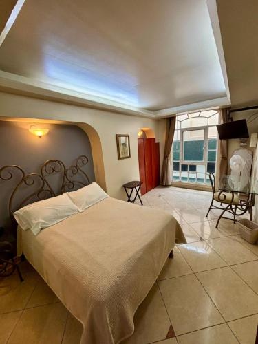 a bedroom with a large bed and a balcony at Hotel Plaza Ejecutivo in Tepatitlán de Morelos