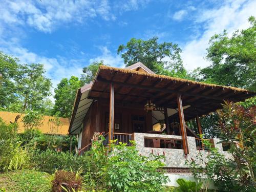 a small house with a thatched roof at Le-Mao Chiang Dao in Chiang Dao