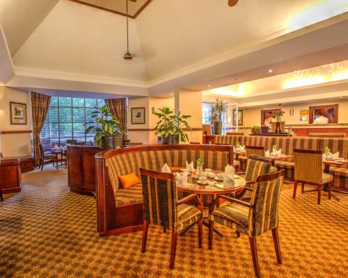 Un restaurant u otro lugar para comer en City Lodge Hotel Bryanston