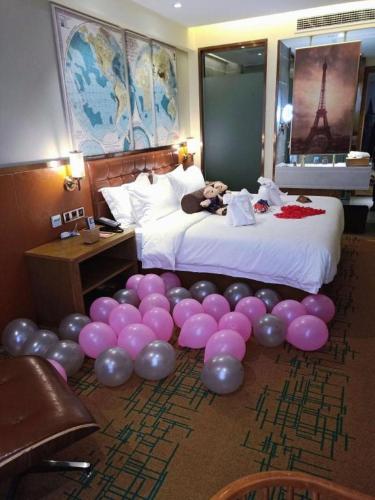 a room with a bed with a bunch of balloons at James Joyce Coffetel· Xianyang Renmin Road Central Square Store in Xianyang