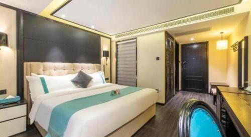 a bedroom with a large bed with a large window at Xana Hotelle Nanchang Tengwang Pavilion Wanshougong in Nanchang
