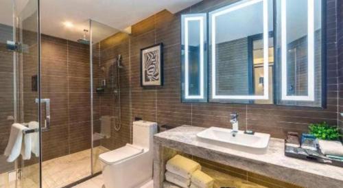 a bathroom with a sink and a toilet and a shower at Xana Hotelle Nanchang Tengwang Pavilion Wanshougong in Nanchang