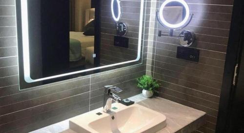 a bathroom with a sink and a mirror at Xana Hotelle Nanchang Tengwang Pavilion Wanshougong in Nanchang