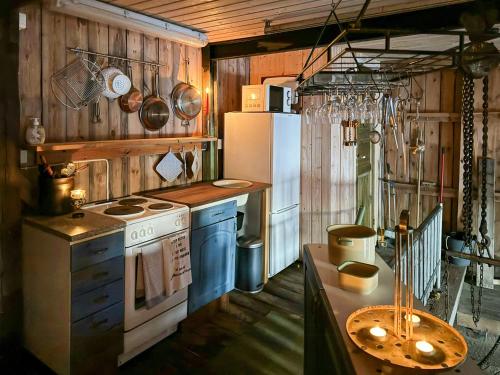 Η κουζίνα ή μικρή κουζίνα στο Boathouse Stay In Historic Fågelsundet