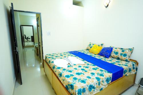 Una cama o camas en una habitación de G SQUARE Rooms