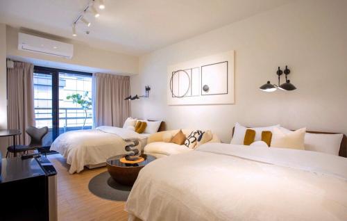 a hotel room with two beds and a window at 樂居 台北 in T'ung-ko
