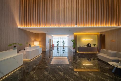 a lobby of a hotel with a reception desk and sinks at Jiting International Hotel Jiaotong University Light Rail Station in Chongqing