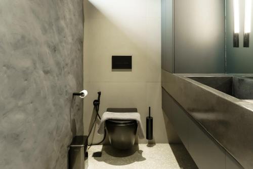 a bathroom with a sink and a toilet at Predmet Babakan Canggu Bali in Dalung
