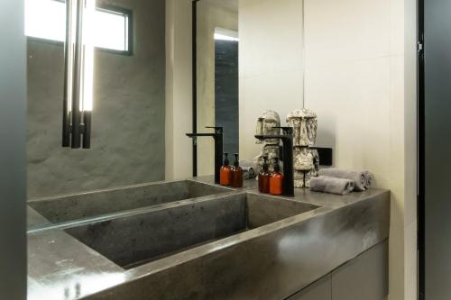 a large stainless steel sink in a bathroom at Predmet Babakan Canggu Bali in Dalung