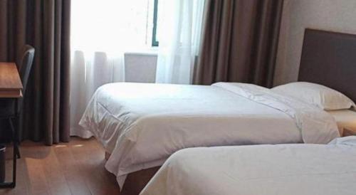 Ένα ή περισσότερα κρεβάτια σε δωμάτιο στο Shell Hotel Shandong Jinan Daming Lake