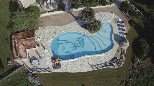 an overhead view of a swimming pool in a yard at Maison avec Piscine - Vue exceptionnelle - Parisot in Parisot-Tarn-et-Garonne