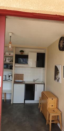 Appartement Pied des pistes Vue sur les sommetsにあるキッチンまたは簡易キッチン