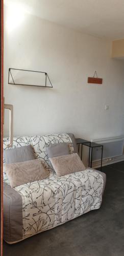Appartement Pied des pistes Vue sur les sommetsにあるベッド
