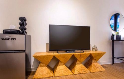 a flat screen tv sitting on top of a wooden table at 樂居 台北 in T'ung-ko