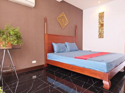 Ένα ή περισσότερα κρεβάτια σε δωμάτιο στο Old Spice 4 Downtown Serenity Luxurious Oasis BKK