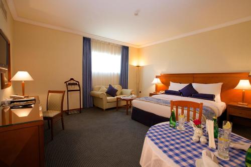 Postel nebo postele na pokoji v ubytování Lavender Hotel Sharjah