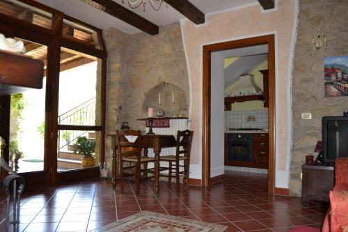 a kitchen and dining room with a table and chairs at La Casa Di Lidia in Cardile