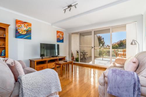 TV a/nebo společenská místnost v ubytování Spacious 2BR APT Panoramic Views Central Location - Hosted by CanStay