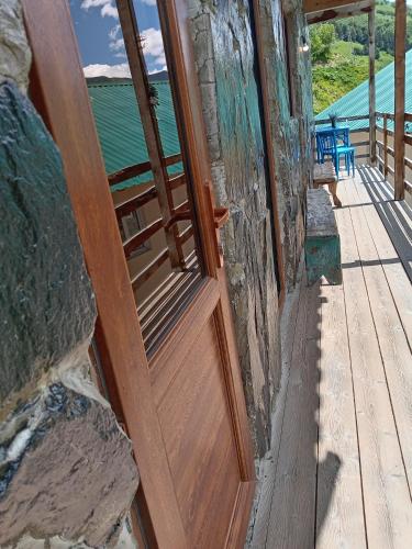 Balkoni atau teres di Stone house