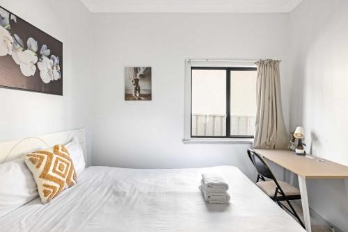 Ένα ή περισσότερα κρεβάτια σε δωμάτιο στο Peaceful Stay in Lidcombe - Double Room on a Quiet Street - Shared Bathroom