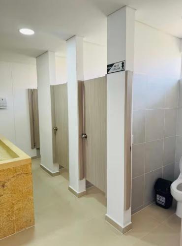 Ένα μπάνιο στο Moderno Apartamento en Sabaneta cerca al parque