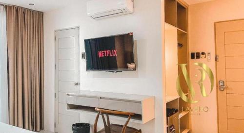 TV a/nebo společenská místnost v ubytování LAVERO SUITES