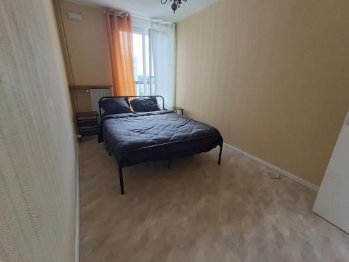 Ένα ή περισσότερα κρεβάτια σε δωμάτιο στο Cozy 1 bedroom, 10 min walk to train station