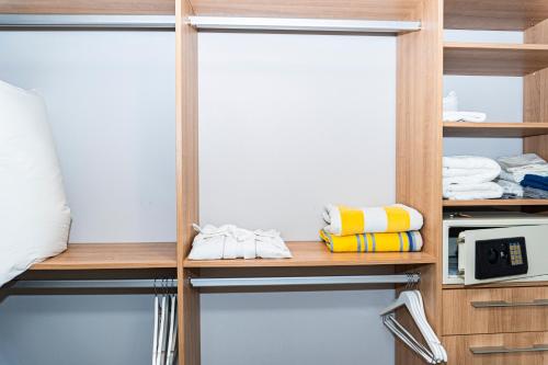 a room with a bunk bed with a microwave and towels at Elan at Ballena Beach in Uvita