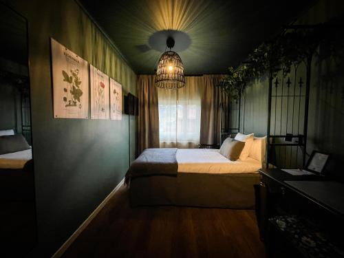 Ένα ή περισσότερα κρεβάτια σε δωμάτιο στο Sånga hotell & konferens