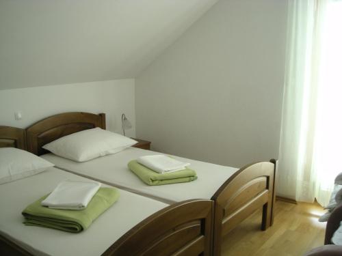 Ένα ή περισσότερα κρεβάτια σε δωμάτιο στο Turistična Kmetija Logar