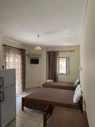 ein Schlafzimmer mit zwei Betten und einem Fenster in der Unterkunft Studios ΖΩΗ in Region Ilia