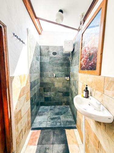 un bagno con lavandino e doccia di Hotel Gili Trawangan & Dive a Gili Trawangan