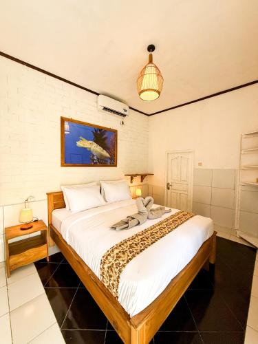 una camera da letto con un letto grande in una stanza di Hotel Gili Trawangan & Dive a Gili Trawangan
