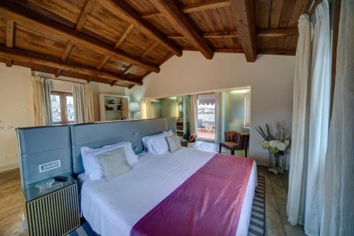 sypialnia z dużym łóżkiem w pokoju w obiekcie Navona Palace Luxury Inn w Rzymie