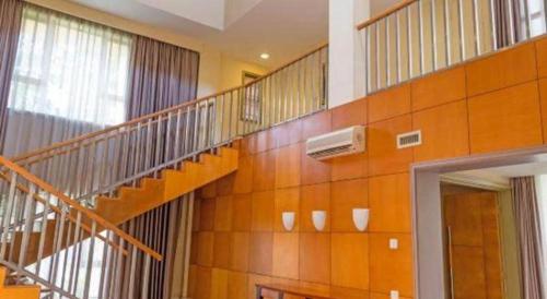 a staircase in a building with two levels at Ocean Spring Metropark Hotel Zhuhai in Zhuhai