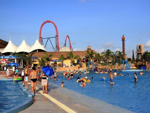 a group of people in a pool at a theme park at Ocean Spring Metropark Hotel Zhuhai in Zhuhai