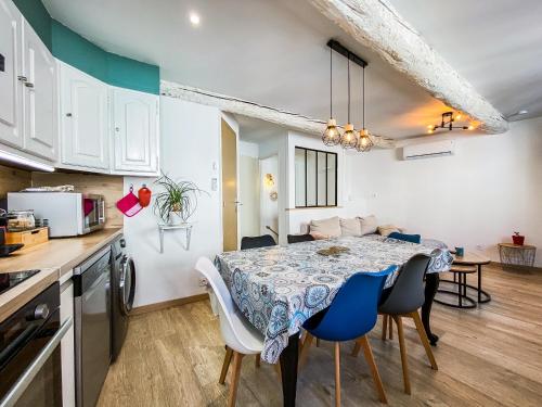 une cuisine et une salle à manger avec une table et des chaises dans l'établissement Maison de village climatisée Entre Béziers et Narbonne jusqu'à 5 pers, à Coursan