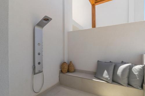 Postel nebo postele na pokoji v ubytování Lavea Suites Milos