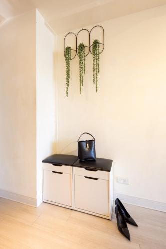 a white cabinet with a black purse on top of it at 樂居 台北 in T'ung-ko