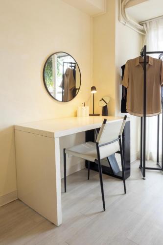 a dressing table with a chair and a mirror at 樂居 台北 in T'ung-ko