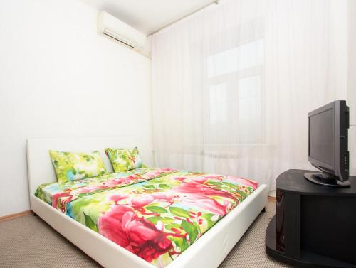 モスクワにあるApartLux Gorky Parkのベッドルーム1室(カラフルな毛布付きのベッド1台付)