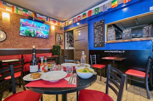 une salle à manger avec une table et de la nourriture et des boissons dans l'établissement LE PADIRAC, à Paris