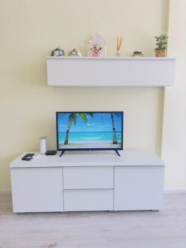 Μια τηλεόραση ή/και κέντρο ψυχαγωγίας στο Seaside View Apartment in Varna