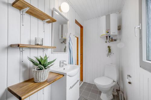 Ένα μπάνιο στο Lovely Holiday Home, Renovated In 2025, Located Only 800 Meters From The North Sea