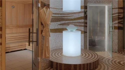 een kleedkamer met een tafel en een spiegel bij Burj View Downtown 1BR Dubai in Sabkhah