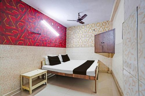Postel nebo postele na pokoji v ubytování Hotel O Shivam In