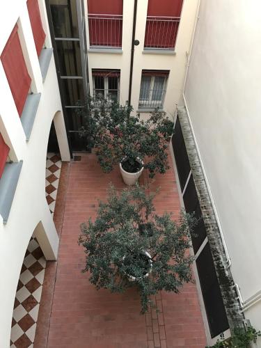 an internal courtyard of a building with potted plants at Elegante in centro in Imola
