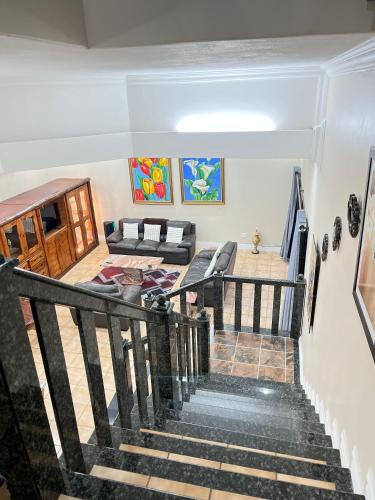 - un escalier dans le salon avec un canapé dans l'établissement Marionguesthouse, à Ballito