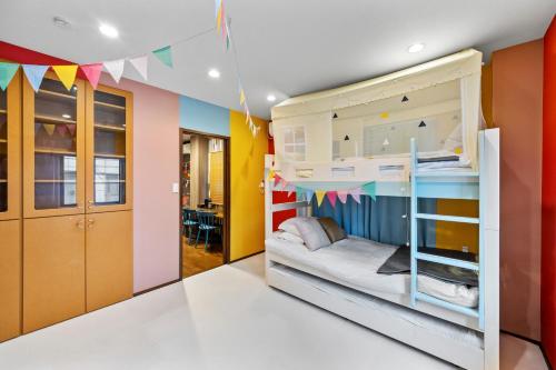 a childrens room with a bunk bed with a colorful wall at 一棟貸しの親子で遊べる貸し切りアパート国立駅徒歩4分 in Kunitachi